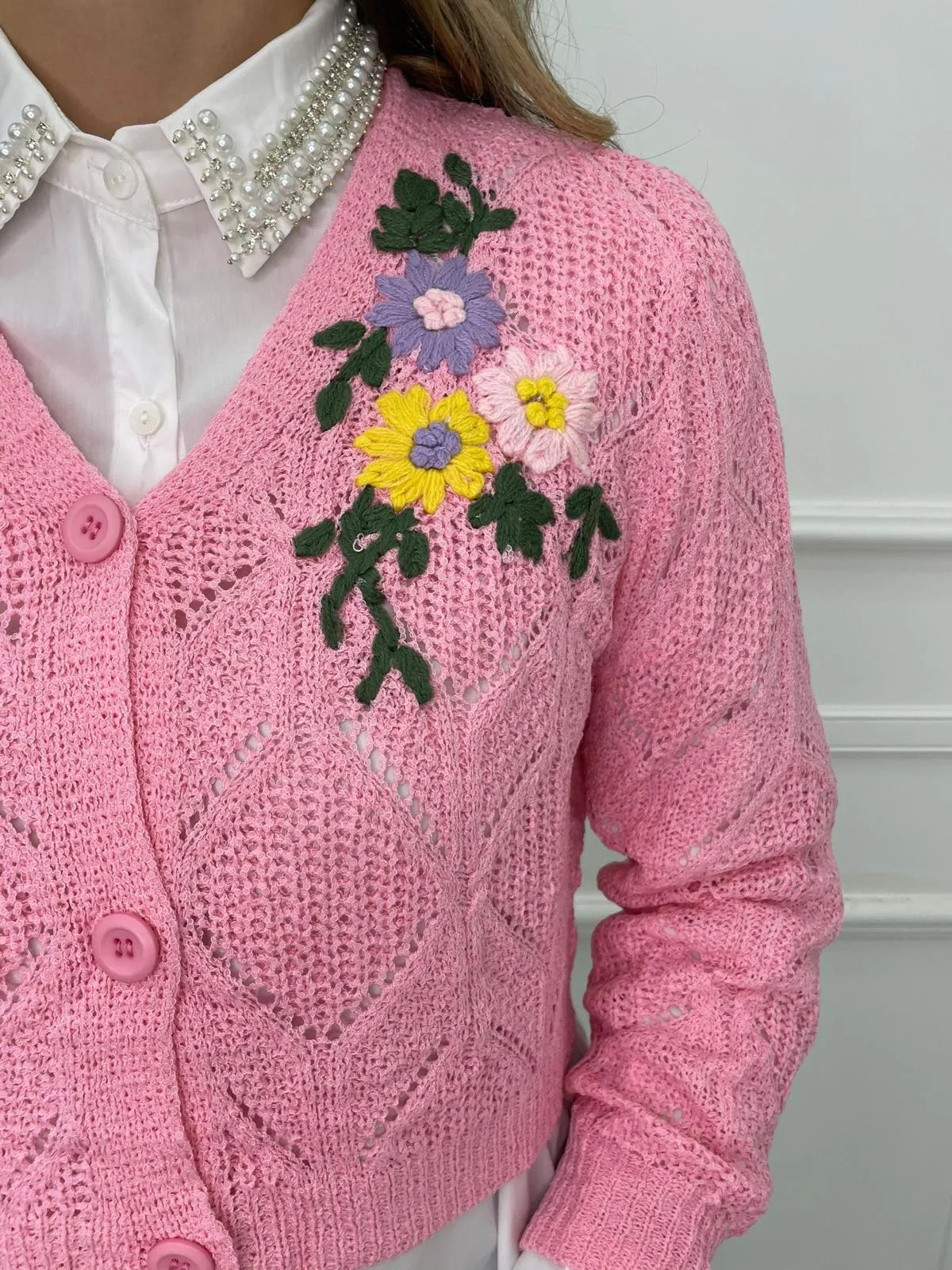 Cardigan traforato con fiori ricamati