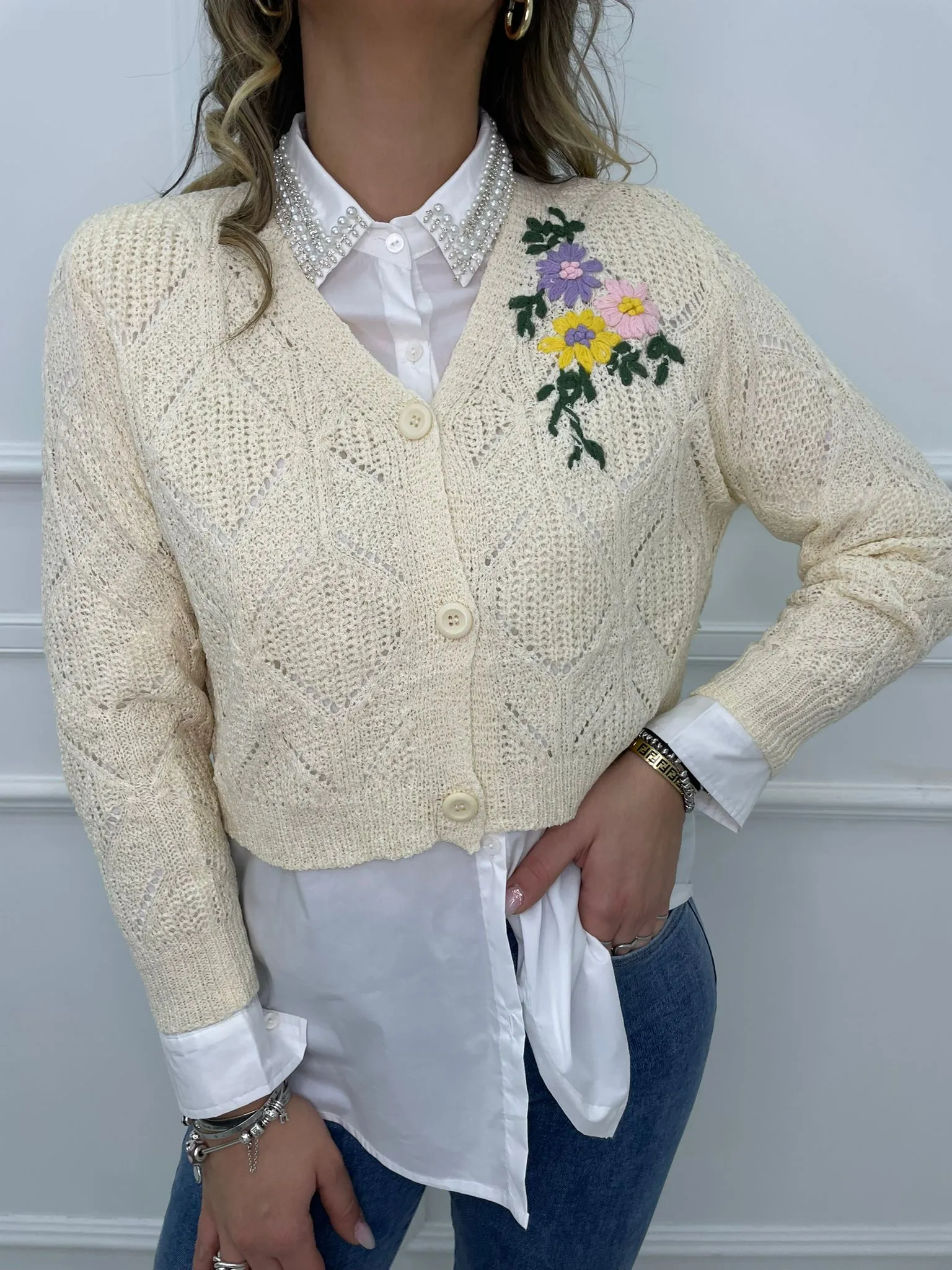 Cardigan traforato con fiori ricamati